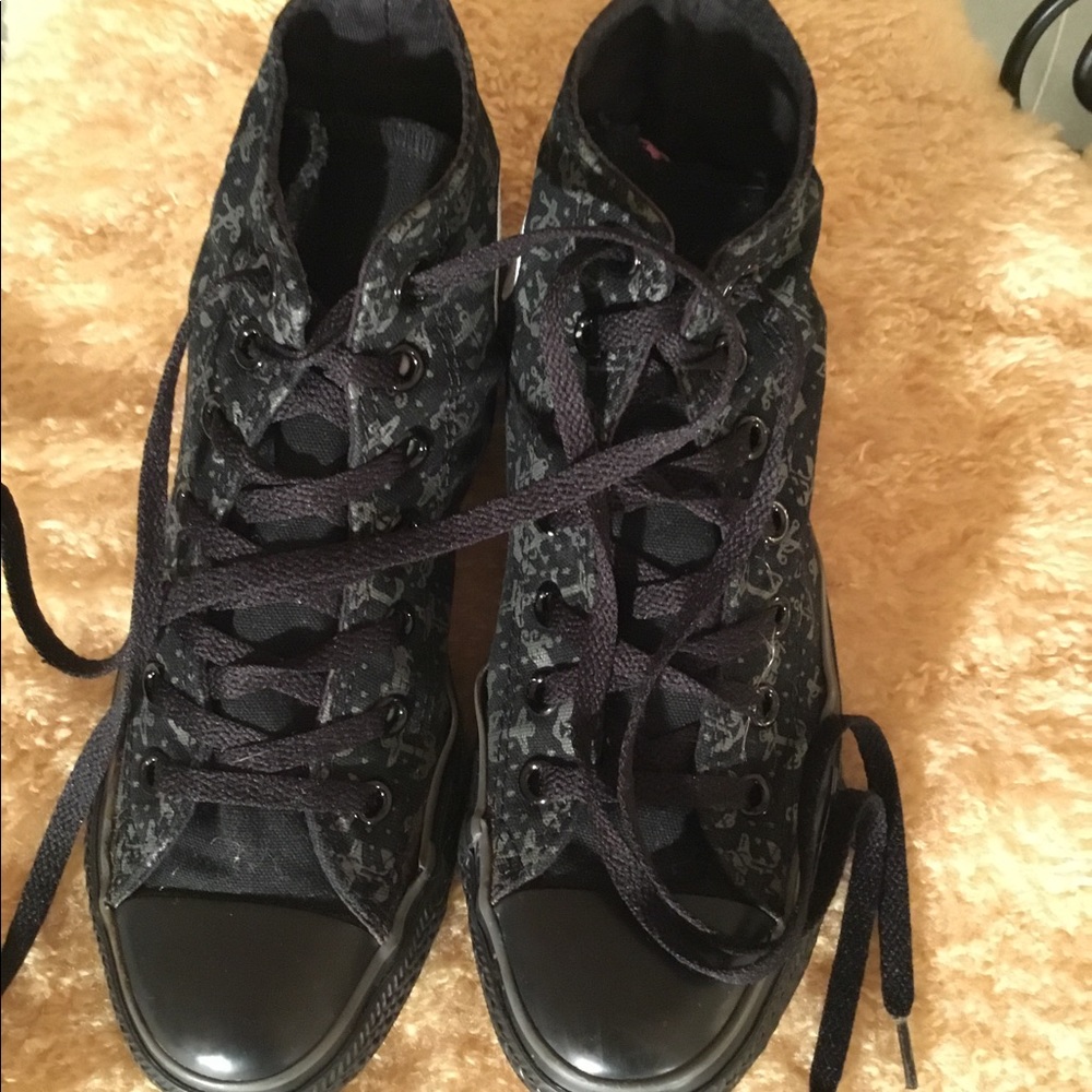 CONVERSE SHOES SIZE 5 EXCELLENT CONDITION. - Picture 2 of 10